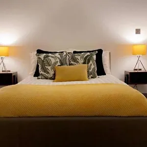 Apartment Centre Deluxe Whole Sleeps 4 D19